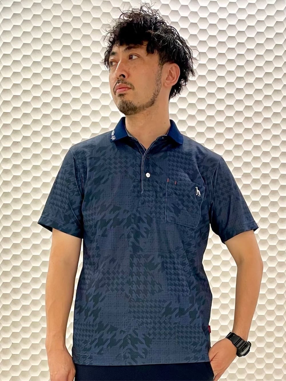 ブルー系のその他パンツ、ブルー系のベルトを着用したメンズの夏コーディネートの2枚目の写真