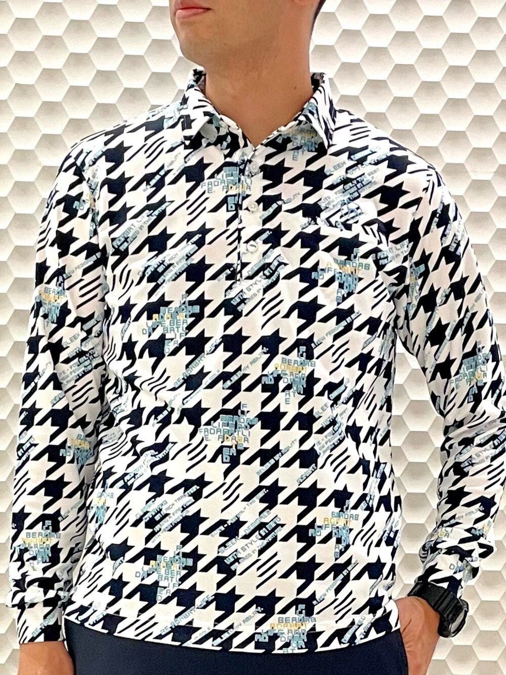 ホワイト系のポロシャツ、ブルー系のその他パンツ、ホワイト系のスニーカーを着用したメンズの秋コーディネートの2枚目の写真