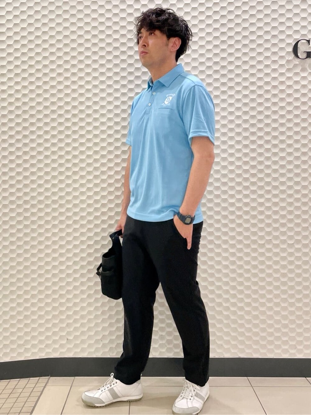ブルー系のポロシャツ、ブラック系のその他パンツ、ブラック系のトートバッグを着用したメンズの春コーディネートの4枚目の写真