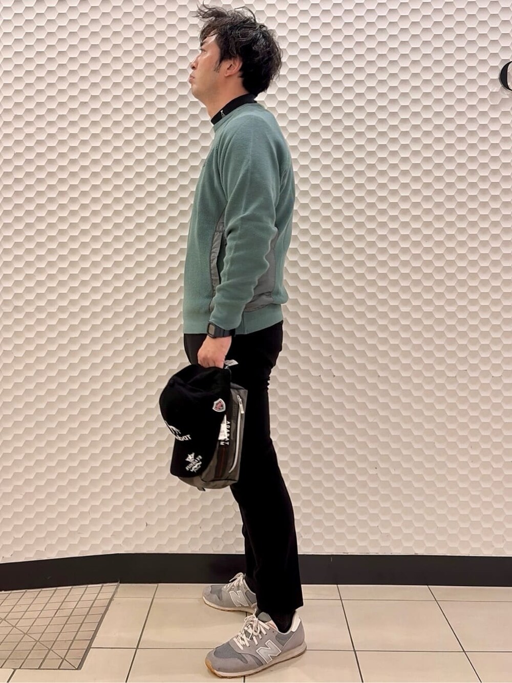ブラック系のTシャツ/カットソー、ブラック系のポーチ、ブラック系のキャップを着用したメンズの秋コーディネートの5枚目の写真