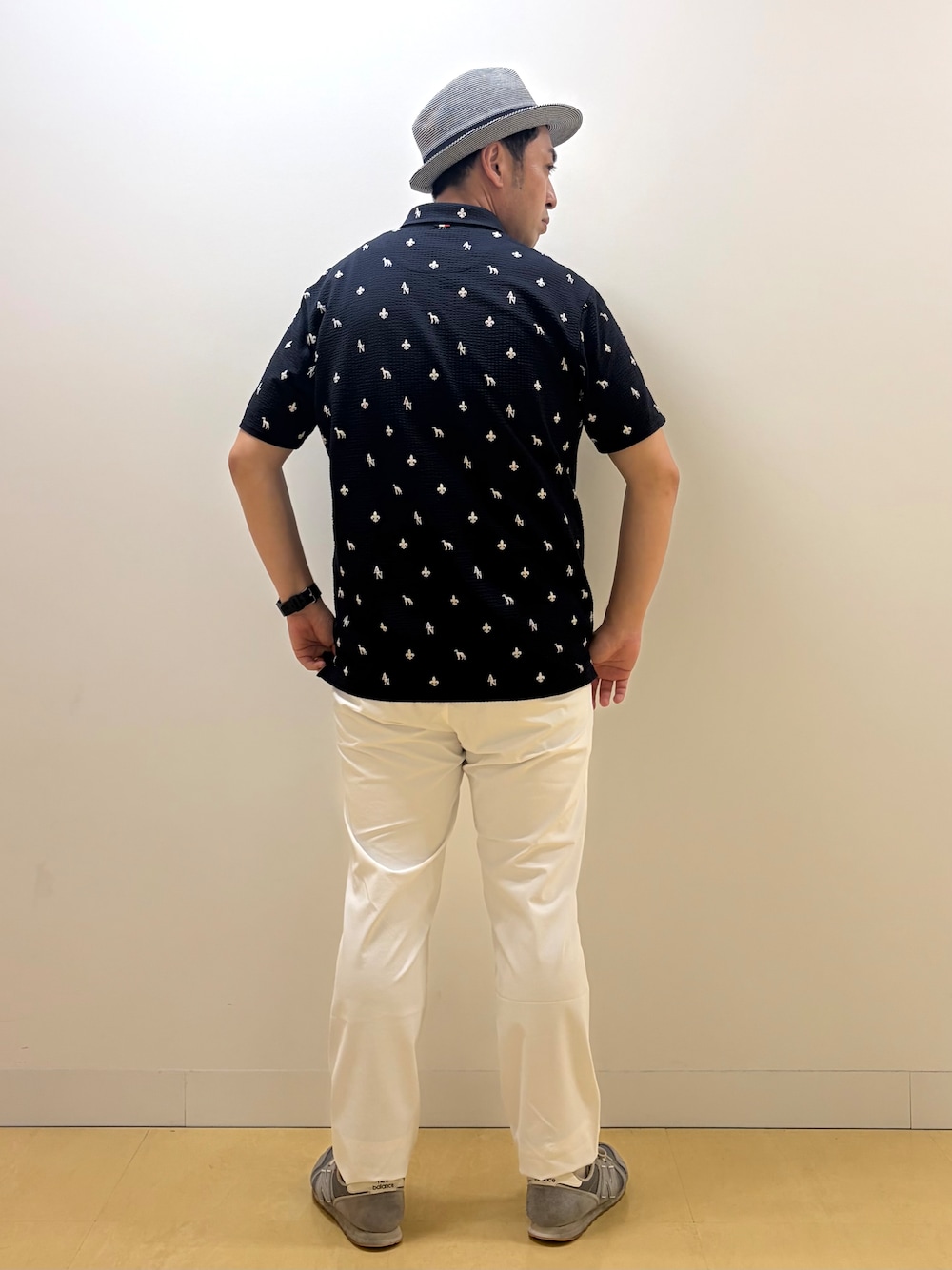 ブルー系のポロシャツ、ホワイト系のその他パンツ、ブルー系のトートバッグを着用したメンズの夏コーディネートの6枚目の写真
