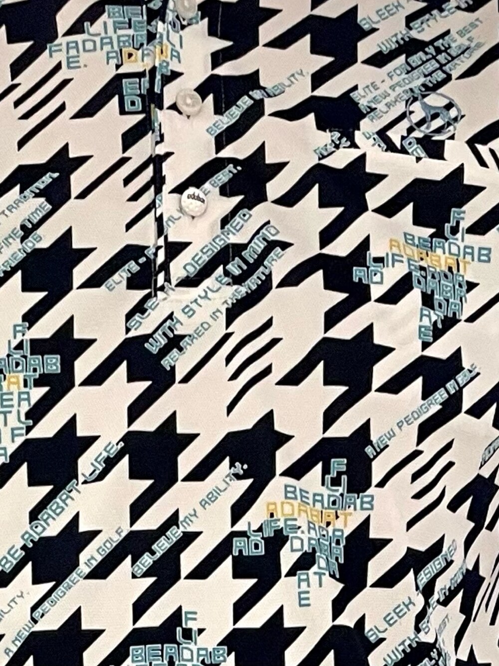 ホワイト系のポロシャツ、ブルー系のその他パンツ、ホワイト系のスニーカーを着用したメンズの秋コーディネートの5枚目の写真