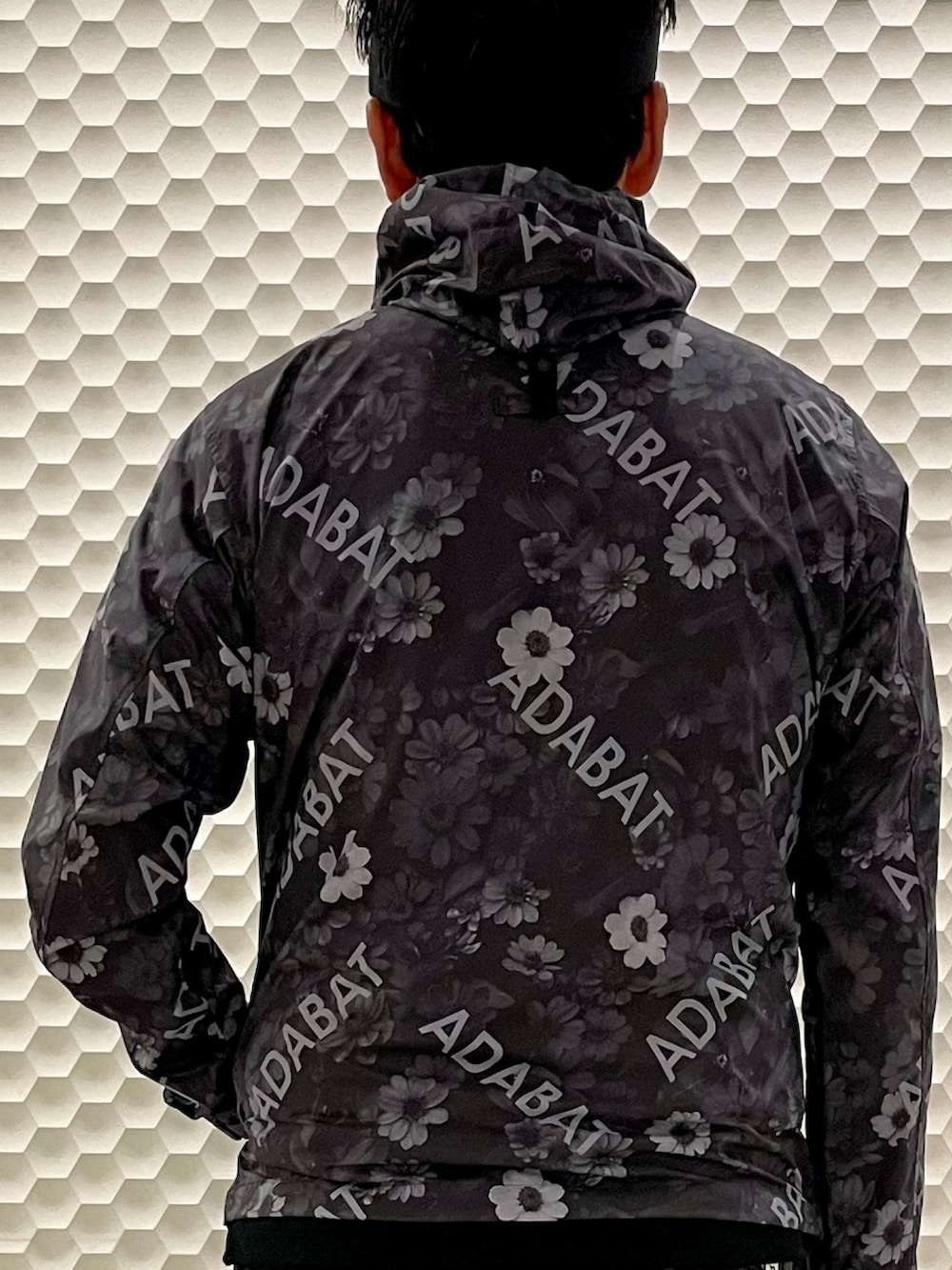 ブラック系のブルゾン、ブラック系のポロシャツ、ブラック系のその他パンツを着用したメンズの夏コーディネートの4枚目の写真