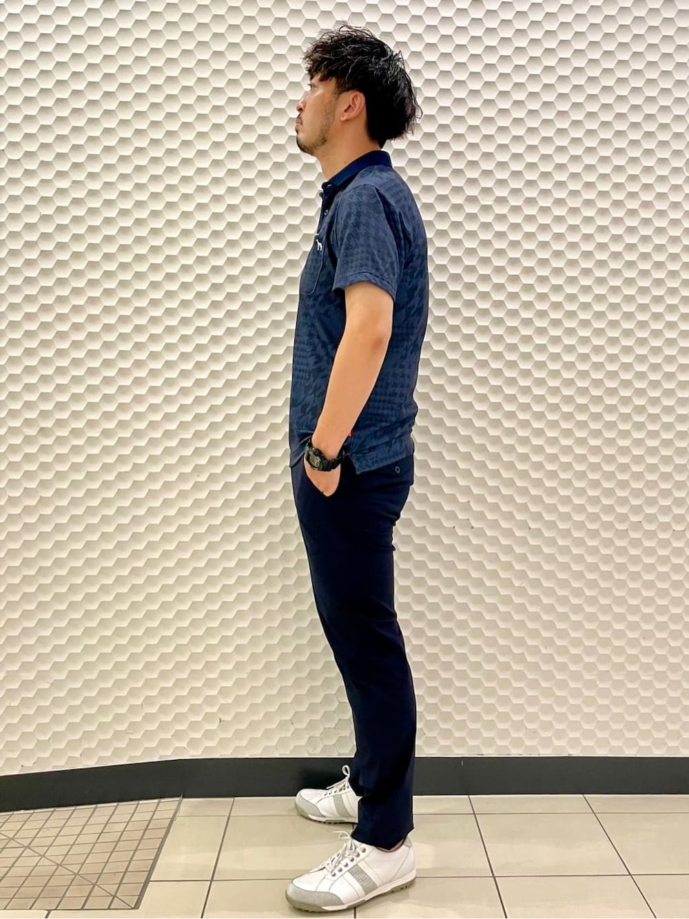 ブルー系のその他パンツ、ブルー系のベルトを着用したメンズの夏コーディネートの3枚目の写真