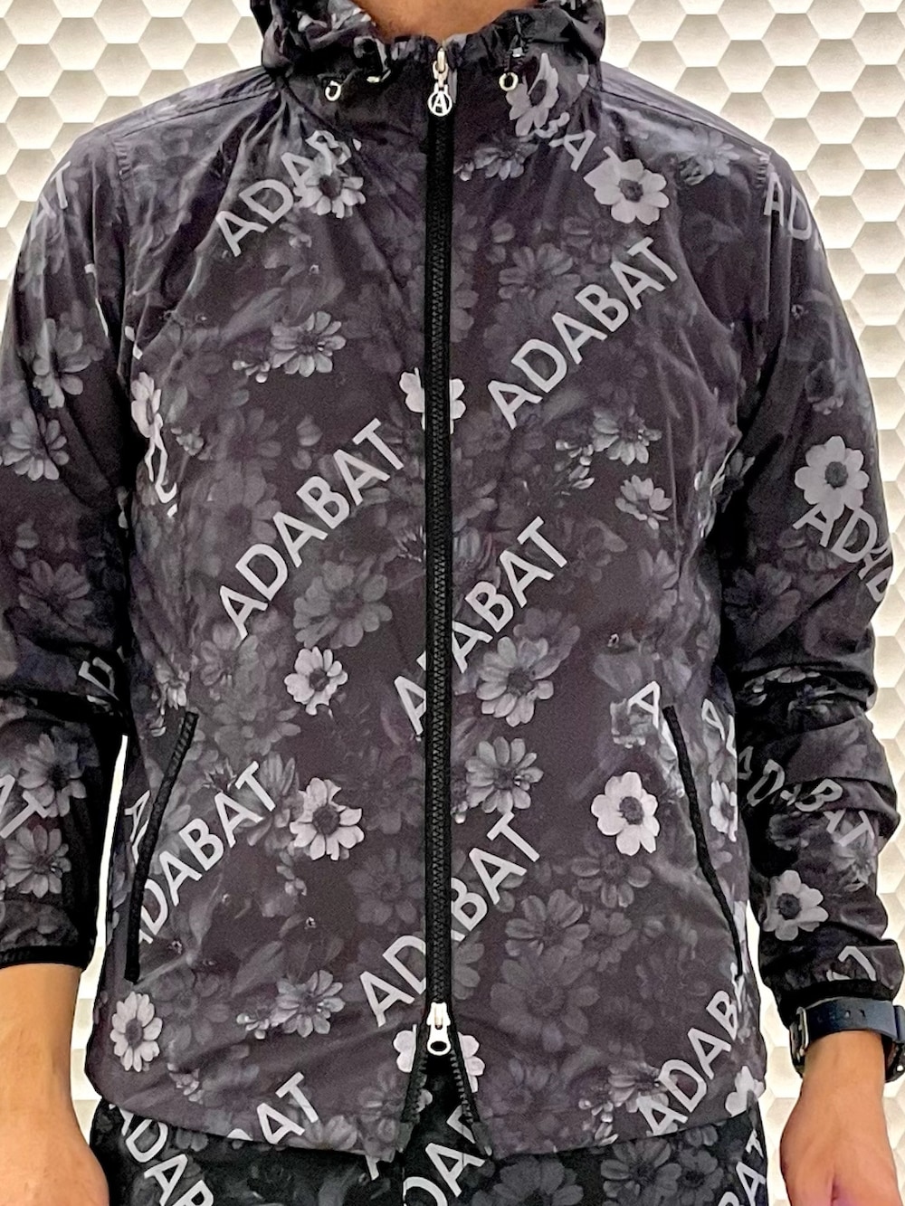 ブラック系のブルゾン、ブラック系のポロシャツ、ブラック系のその他パンツを着用したメンズの夏コーディネートの2枚目の写真