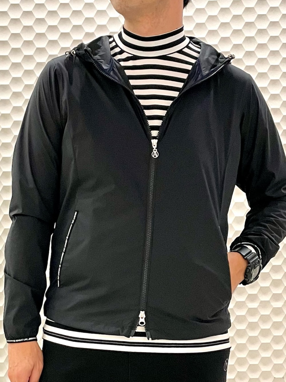 ブラック系のブルゾン、ホワイト系のTシャツ/カットソー、ブラック系のその他パンツを着用したメンズの夏コーディネートの3枚目の写真