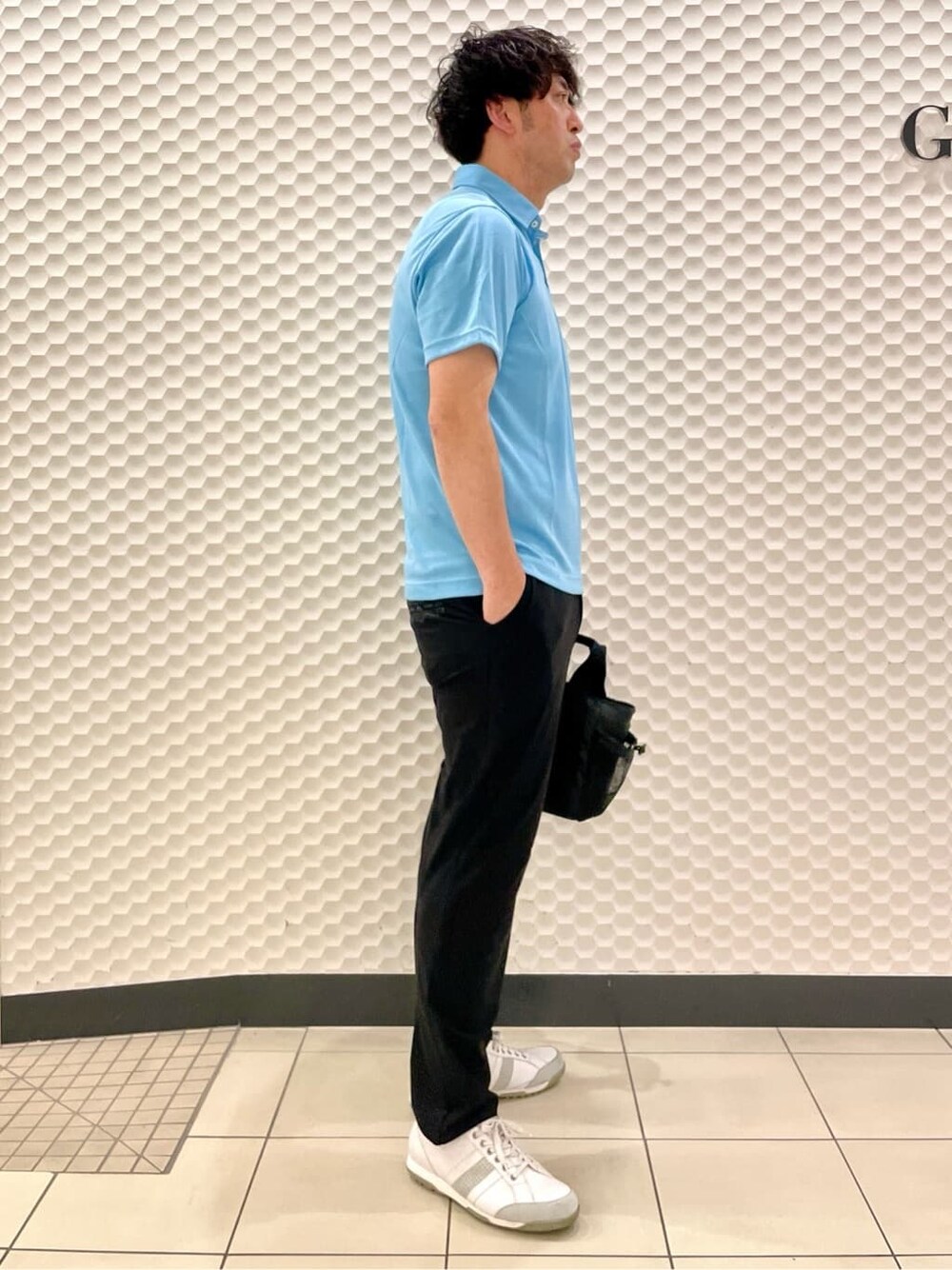 ブルー系のポロシャツ、ブラック系のその他パンツ、ブラック系のトートバッグを着用したメンズの春コーディネートの6枚目の写真