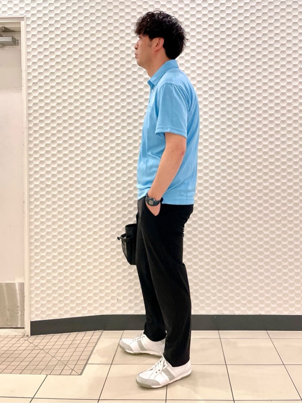 ブルー系のポロシャツ、ブラック系のその他パンツ、ブラック系のトートバッグを着用したメンズの春コーディネートの8枚目の写真
