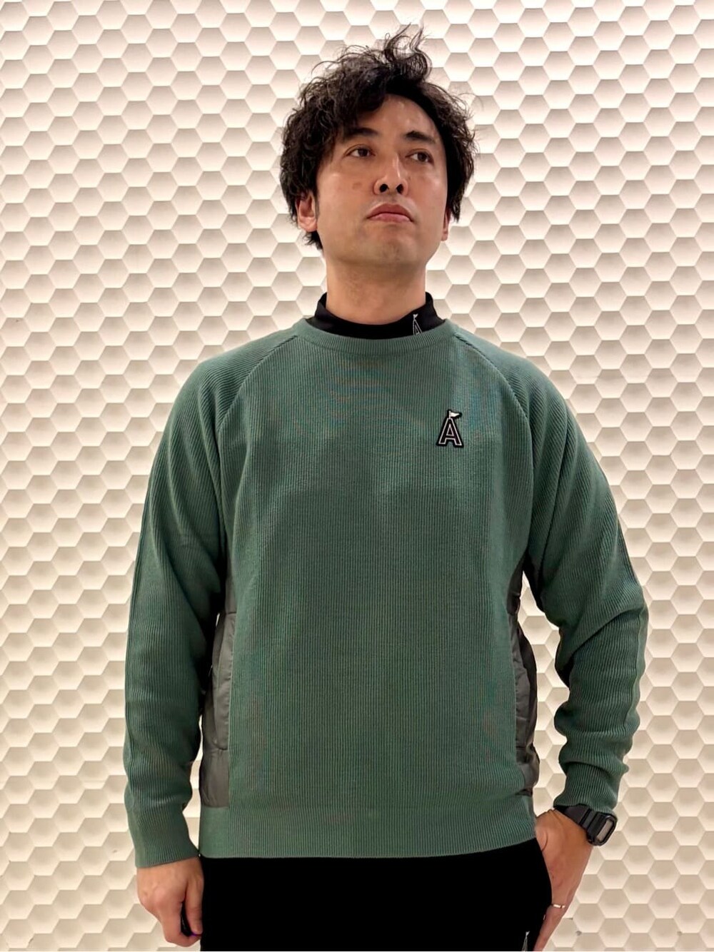 ブラック系のTシャツ/カットソー、ブラック系のポーチ、ブラック系のキャップを着用したメンズの秋コーディネートの3枚目の写真