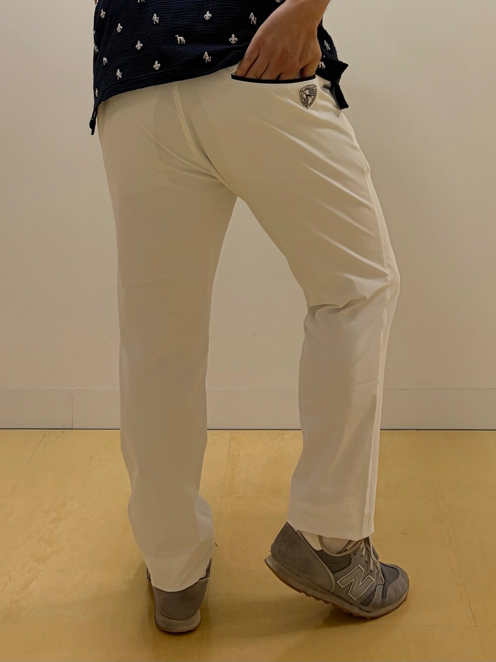 ブルー系のポロシャツ、ホワイト系のその他パンツ、ブルー系のトートバッグを着用したメンズの夏コーディネートの9枚目の写真