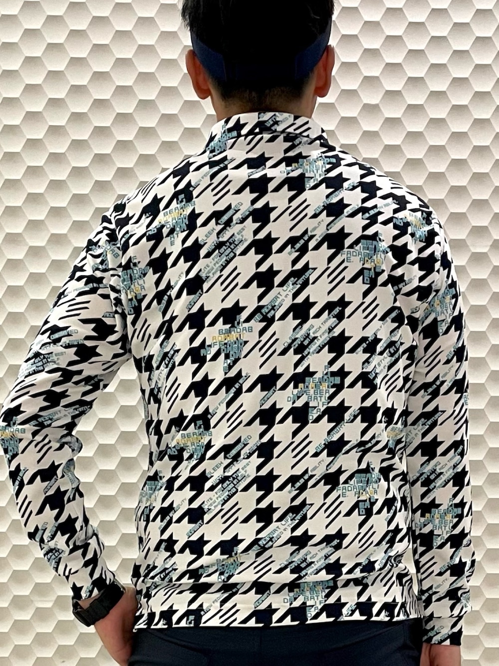 ホワイト系のポロシャツ、ブルー系のその他パンツ、ホワイト系のスニーカーを着用したメンズの秋コーディネートの4枚目の写真