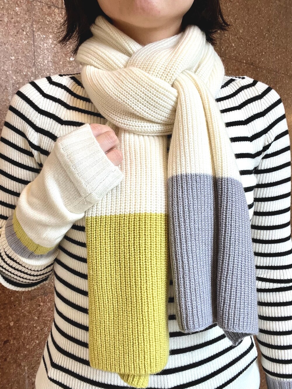 ブルー系のデニムパンツ、ホワイト系のストール/ショール、ホワイト系の手袋を着用したレディースの秋コーディネートの6枚目の写真