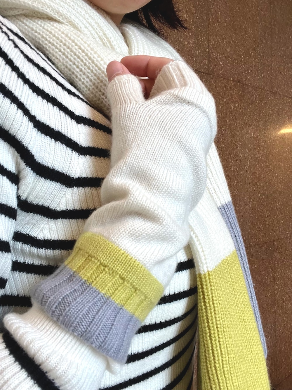 ブルー系のデニムパンツ、ホワイト系のストール/ショール、ホワイト系の手袋を着用したレディースの秋コーディネートの7枚目の写真