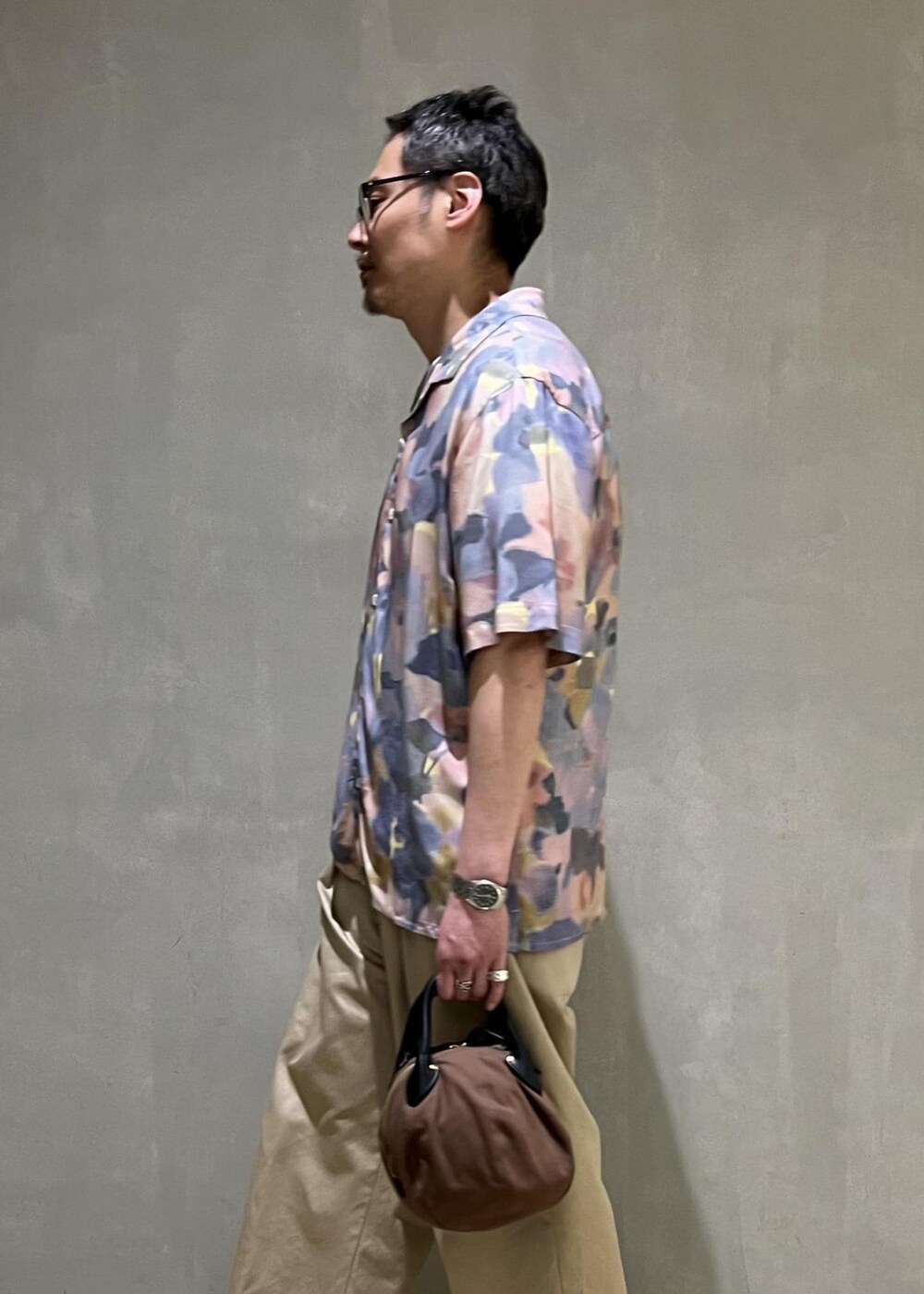 「ボタニカル、柄シャツ、オープンカラー、WAX LONDON、THE QUALITY MENDING CO.、別注、ADAM ET ROPÉ、HOMME、カジュアル、大人カジュアル、レイヤード、夏、夏コーデ、夏ファッション、オーバーサイズ」｜「ADAM ET ROPE'の《別注》【THE QUALITY MENDING CO. /ザ クオリティーメンディング】BOWLING BAG（ハンドバッグ、ブラウン系）」を使った、takashi.nさん（メンズ・176cm）の夏コーディネートの5枚目の写真