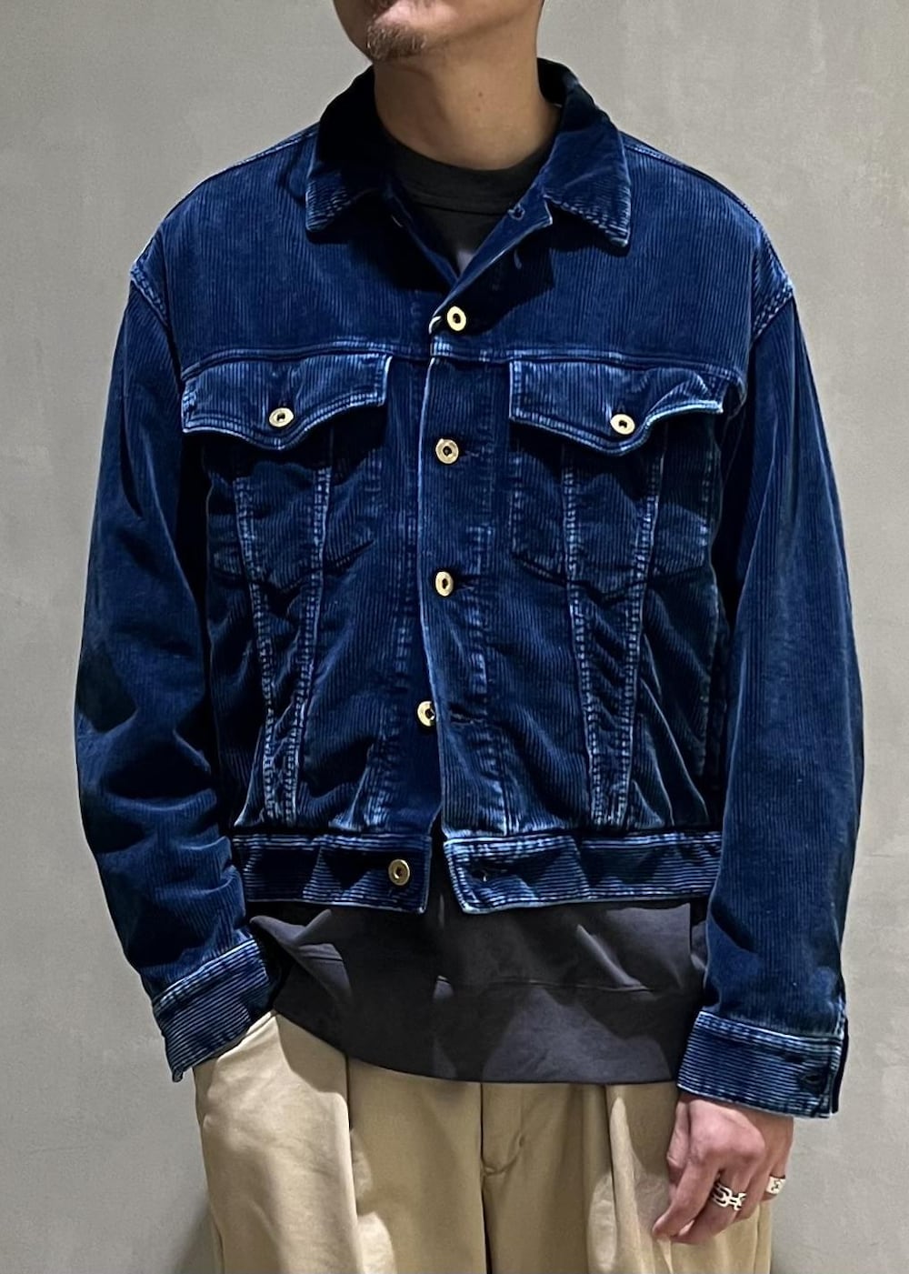 グレー系のTシャツ/カットソーを着用したメンズの秋コーディネートの4枚目の写真