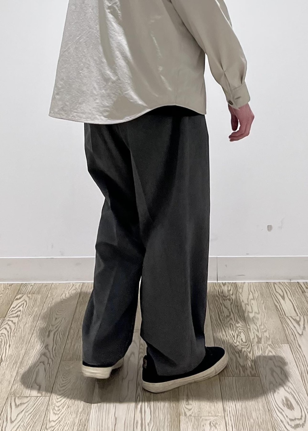 グレー系のスラックス、ベージュ系のシャツ/ブラウスを着用したメンズの春コーディネートの9枚目の写真