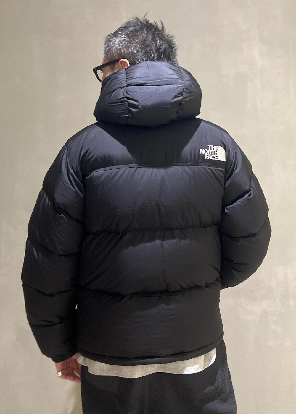 「フリース、ボアフリース、フリースパンツ、イージーパンツ、ノースフェイス、ヌプシ、ヌプシフーディ、THE NORTH FACE、Nuptse、Nuptse Hoodie、ネルシャツ、ワイルドライフテイラー、WILD LIFE TALOR、ADAM ET ROPÉ、HOMME」｜「ADAM ET ROPE'の【WILD LIFE TAILOR】コットンフラノ オーバーサイズ シャツ（シャツ/ブラウス、グレー系）」を使った、takashi.nさん（メンズ・176cm）の冬コーディネートの6枚目の写真
