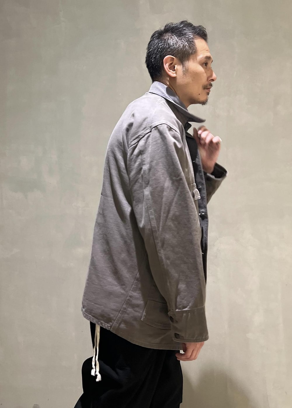 グレー系のスニーカー、グレー系のカバーオール、ブラック系のその他パンツを着用したメンズの夏コーディネートの5枚目の写真