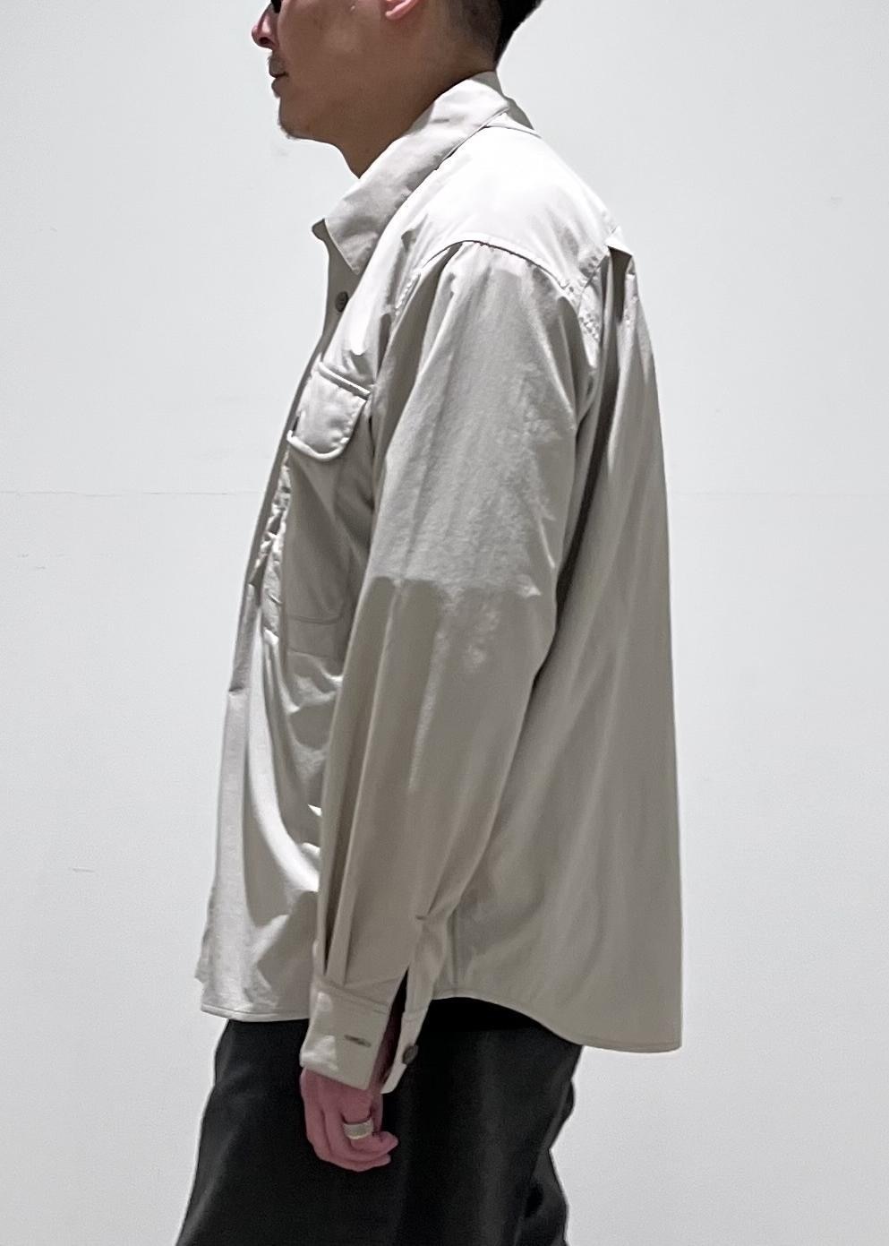 グレー系のスラックス、ベージュ系のシャツ/ブラウスを着用したメンズの春コーディネートの5枚目の写真