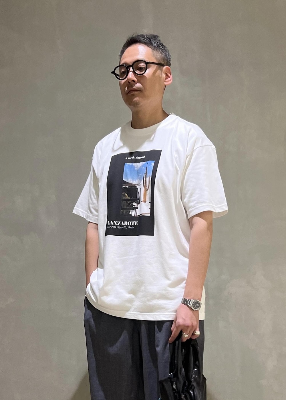 グレー系のその他パンツ、ブラック系のTシャツ/カットソーを着用したメンズの夏コーディネートの4枚目の写真
