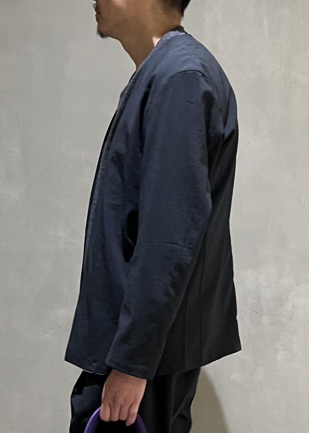 グリーン系のセットアップ、パープル系のショルダーバッグ、グレー系のTシャツ/カットソーを着用したメンズの秋コーディネートの5枚目の写真