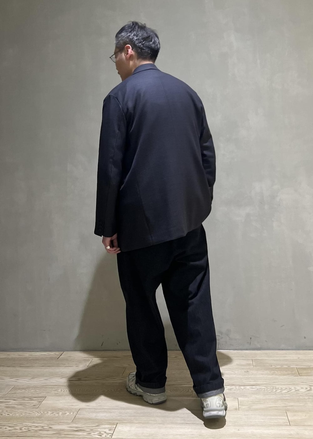 「＃adamjeanist、デニム、アダムエロペジーンズ、ADAM ET ROPE' JEANS、adamjeanist、初春コーデ、春コーデ、大人カジュアル、モノトーンコーデ、カジュアルコーデ、ADAM ET ROPÉ、高身長、ジャケット/アウター、テーラードジャケット、パンツ」｜「ADAM ET ROPE'の【ADAM ET ROPE' JEANS -GRID-】デニム ワイド イージーパンツ / サスティナブル（デニムパンツ、ブラック系）」を使った、takashi.nさん（メンズ・176cm）の冬コーディネートの3枚目の写真