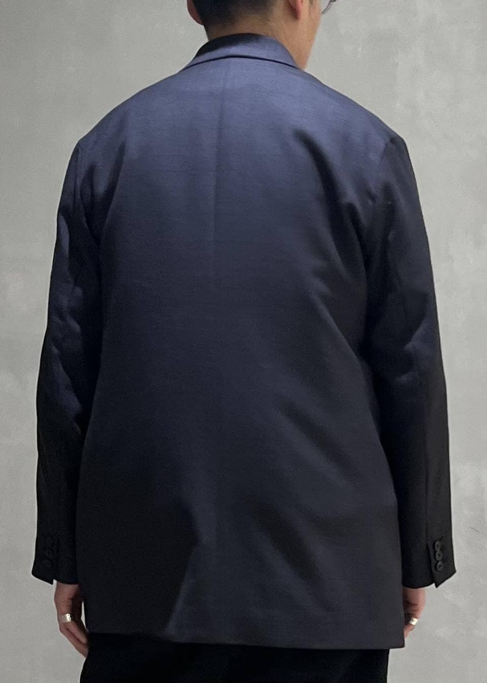「＃adamjeanist、デニム、アダムエロペジーンズ、ADAM ET ROPE' JEANS、adamjeanist、初春コーデ、春コーデ、大人カジュアル、モノトーンコーデ、カジュアルコーデ、ADAM ET ROPÉ、高身長、ジャケット/アウター、テーラードジャケット、パンツ」｜「ADAM ET ROPE'の【ADAM ET ROPE' JEANS -GRID-】デニム ワイド イージーパンツ / サスティナブル（デニムパンツ、ブラック系）」を使った、takashi.nさん（メンズ・176cm）の冬コーディネートの6枚目の写真