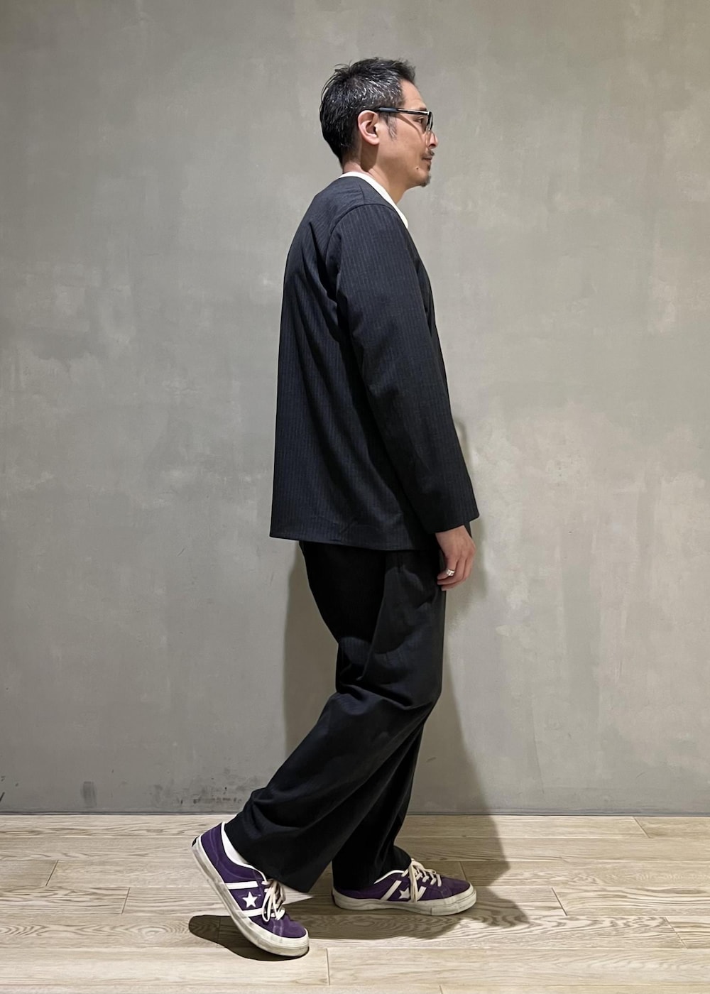 「カットソー、ポケット、Tシャツ、グレー、ワイド、テーパード、タック、セットアップ、センタープレス、チャコールグレー、スニーカー、パープル、ローカット、スエード、初秋コーデ」｜「ADAM ET ROPE'の【Chambrer/シャンブレ】ワイドテーパード イージー ツータック スラックス / シーズンレス / セットアップ対応（スラックス、グレー系）」を使った、takashi.nさん（メンズ・176cm）の秋コーディネートの2枚目の写真