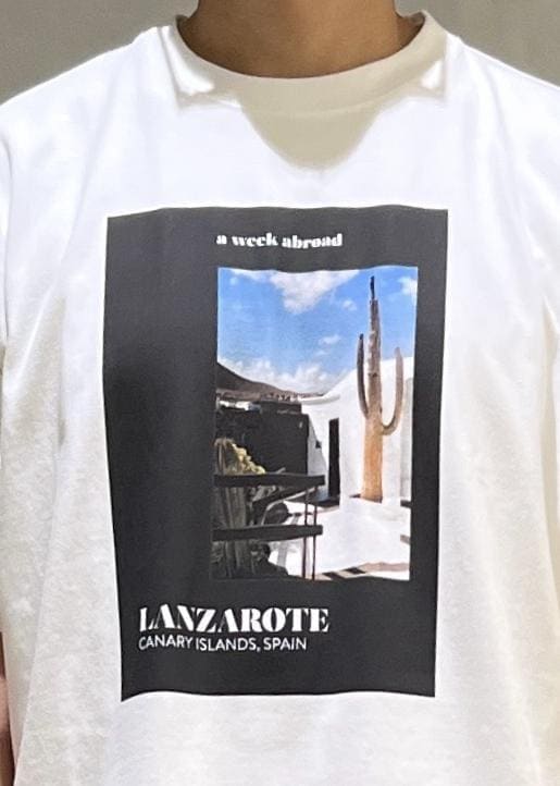 グレー系のその他パンツ、ブラック系のTシャツ/カットソーを着用したメンズの夏コーディネートの7枚目の写真