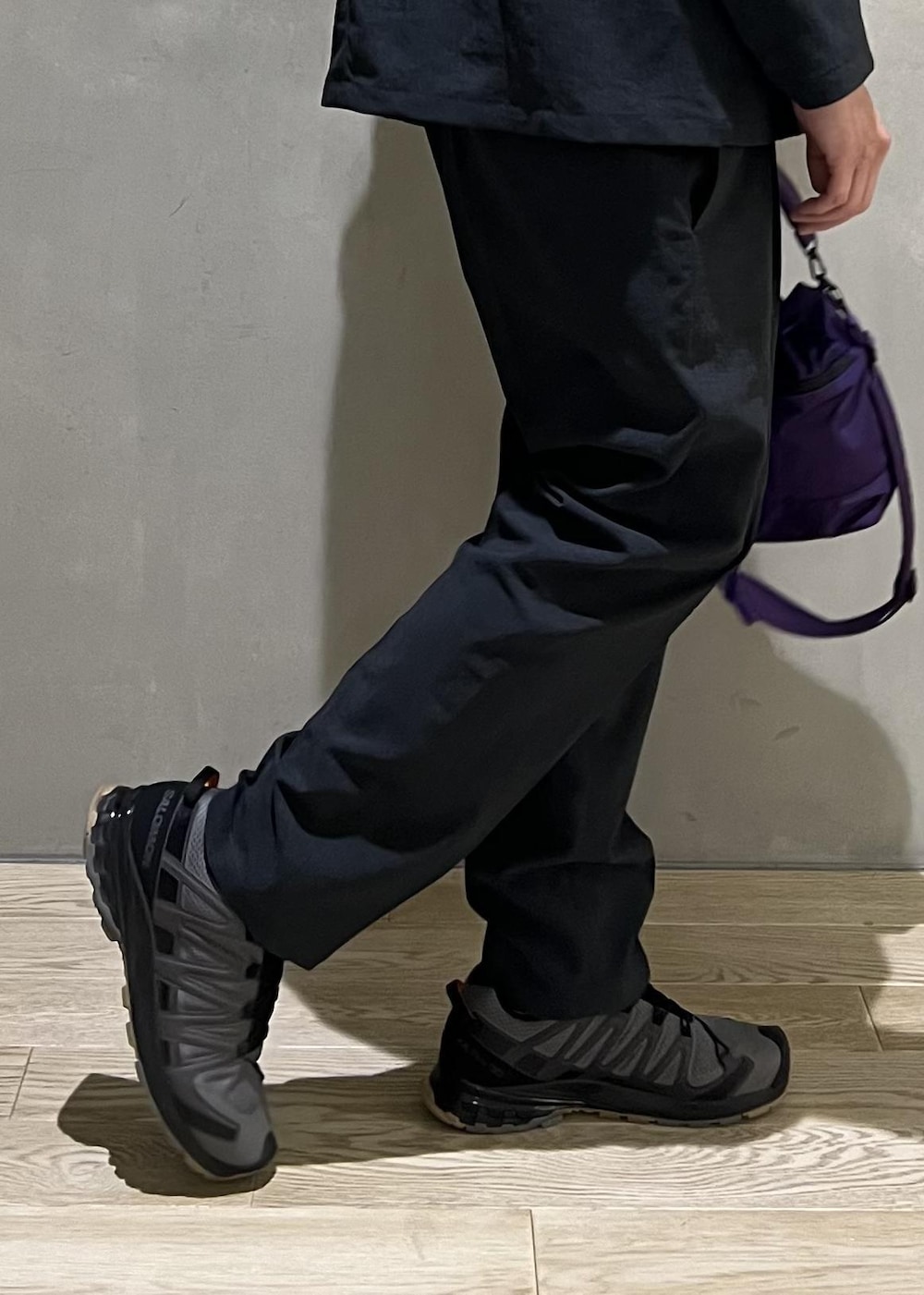 グリーン系のセットアップ、パープル系のショルダーバッグ、グレー系のTシャツ/カットソーを着用したメンズの秋コーディネートの8枚目の写真