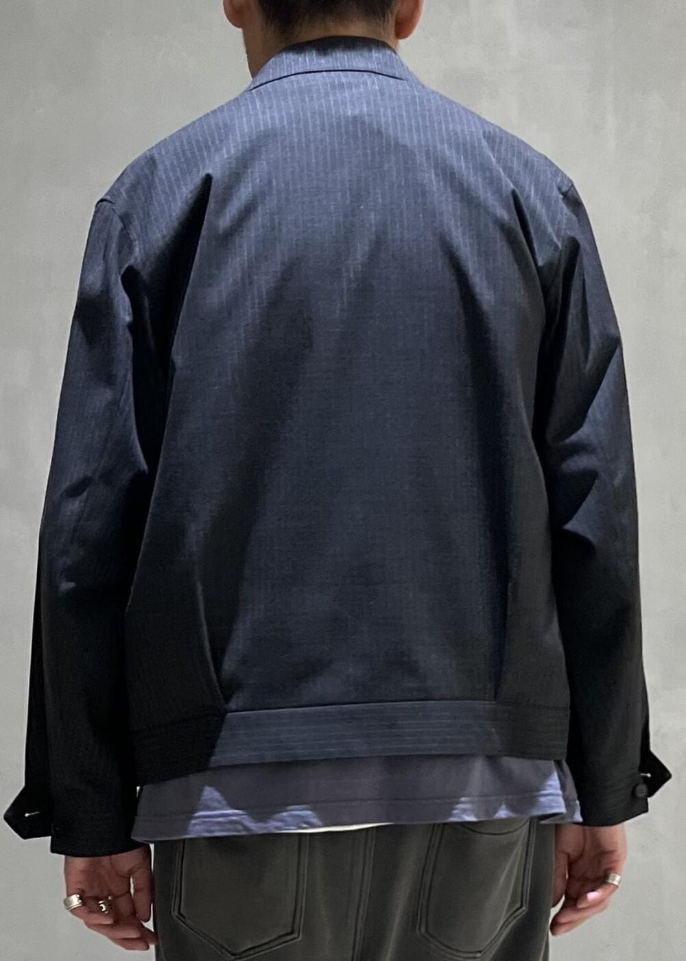 「Chambrer、ASICS、グレー、長袖、ポケット、ブルゾン、襟、チャコールグレー、Tシャツ、パンツ、デニム、ワイド、ストレート、ローカット、初秋コーデ」｜「ADAM ET ROPE'の【Chambrer】オーバーサイズ ZIP ジャケット / シーズンレス / セットアップ対応（その他アウター、グレー系）」を使った、takashi.nさん（メンズ・176cm）の秋コーディネートの6枚目の写真