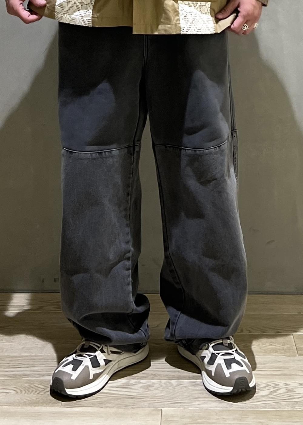 ベージュ系のTシャツ/カットソー、ベージュ系のその他アウターを着用したメンズの夏コーディネートの7枚目の写真