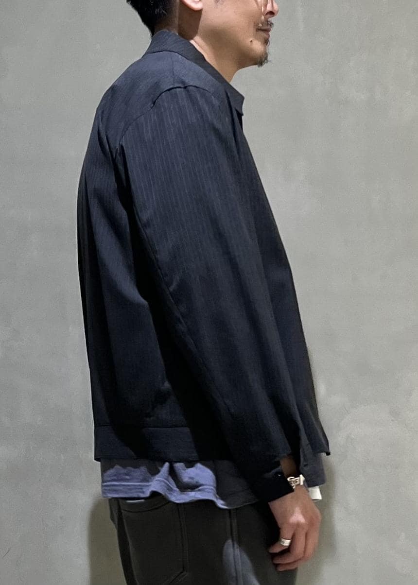 「Chambrer、ASICS、グレー、長袖、ポケット、ブルゾン、襟、チャコールグレー、Tシャツ、パンツ、デニム、ワイド、ストレート、ローカット、初秋コーデ」｜「ADAM ET ROPE'の【Chambrer】オーバーサイズ ZIP ジャケット / シーズンレス / セットアップ対応（その他アウター、グレー系）」を使った、takashi.nさん（メンズ・176cm）の秋コーディネートの5枚目の写真