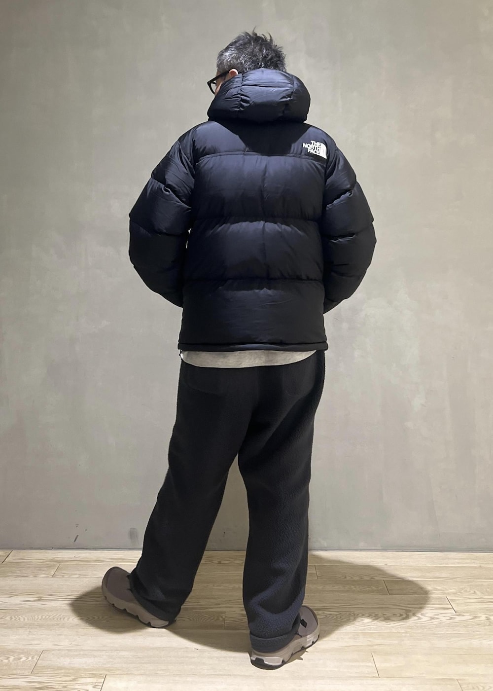 「フリース、ボアフリース、フリースパンツ、イージーパンツ、ノースフェイス、ヌプシ、ヌプシフーディ、THE NORTH FACE、Nuptse、Nuptse Hoodie、ネルシャツ、ワイルドライフテイラー、WILD LIFE TALOR、ADAM ET ROPÉ、HOMME」｜「ADAM ET ROPE'の【WILD LIFE TAILOR】コットンフラノ オーバーサイズ シャツ（シャツ/ブラウス、グレー系）」を使った、takashi.nさん（メンズ・176cm）の冬コーディネートの3枚目の写真