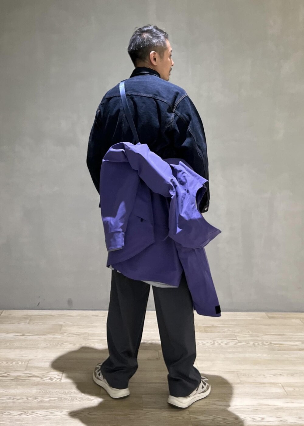 「デニムジャケット、Gジャン、コットンUSA、別注、WILDTHINGS、TOOLSTRAP、DENALI JACKET、マウンテンパーカー、ハードシェル、ADAM ET ROPÉ、HOMME、カジュアル、大人カジュアル、スポーティー、アウトドア」｜「WILD THINGSの【WILDTHINGS 別注】TOOLSTRAP DENALI JACKET/UNISEX/LONG SEASON（マウンテンパーカー、パープル系）」を使った、takashi.nさん（メンズ・176cm）の秋コーディネートの8枚目の写真