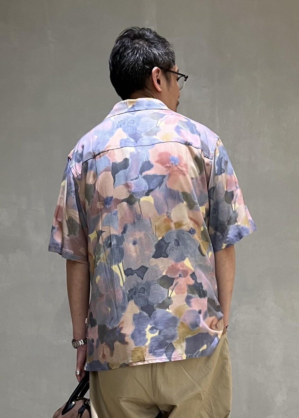 「ボタニカル、柄シャツ、オープンカラー、WAX LONDON、THE QUALITY MENDING CO.、別注、ADAM ET ROPÉ、HOMME、カジュアル、大人カジュアル、レイヤード、夏、夏コーデ、夏ファッション、オーバーサイズ」｜「ADAM ET ROPE'の《別注》【THE QUALITY MENDING CO. /ザ クオリティーメンディング】BOWLING BAG（ハンドバッグ、ブラウン系）」を使った、takashi.nさん（メンズ・176cm）の夏コーディネートの6枚目の写真