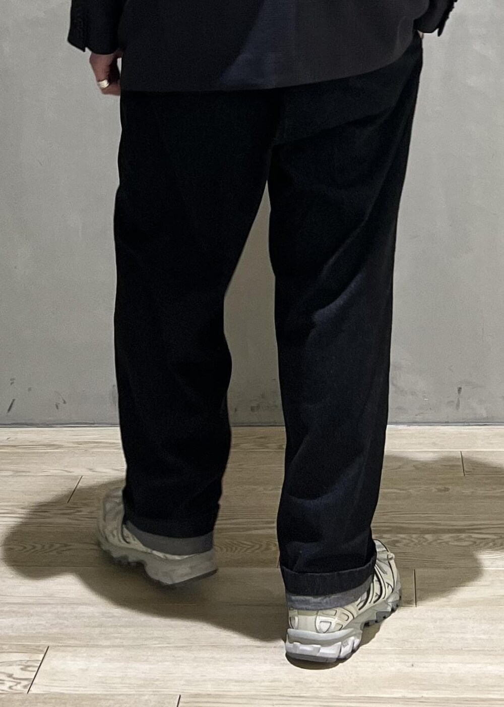 「＃adamjeanist、デニム、アダムエロペジーンズ、ADAM ET ROPE' JEANS、adamjeanist、初春コーデ、春コーデ、大人カジュアル、モノトーンコーデ、カジュアルコーデ、ADAM ET ROPÉ、高身長、ジャケット/アウター、テーラードジャケット、パンツ」｜「ADAM ET ROPE'の【ADAM ET ROPE' JEANS -GRID-】デニム ワイド イージーパンツ / サスティナブル（デニムパンツ、ブラック系）」を使った、takashi.nさん（メンズ・176cm）の冬コーディネートの9枚目の写真