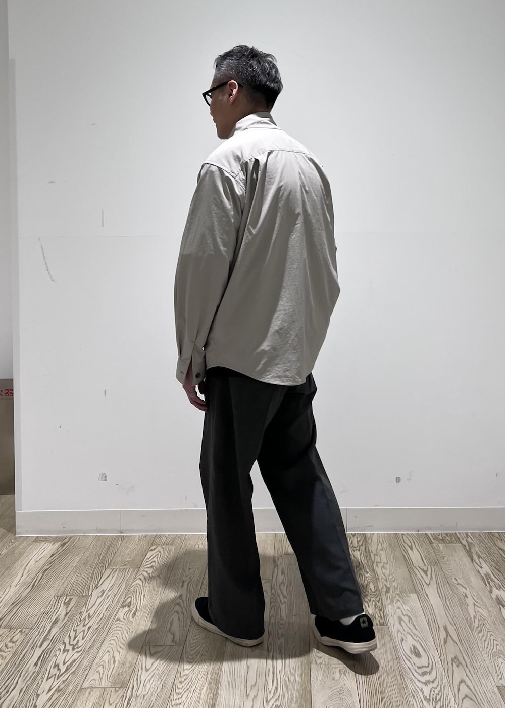 グレー系のスラックス、ベージュ系のシャツ/ブラウスを着用したメンズの春コーディネートの3枚目の写真