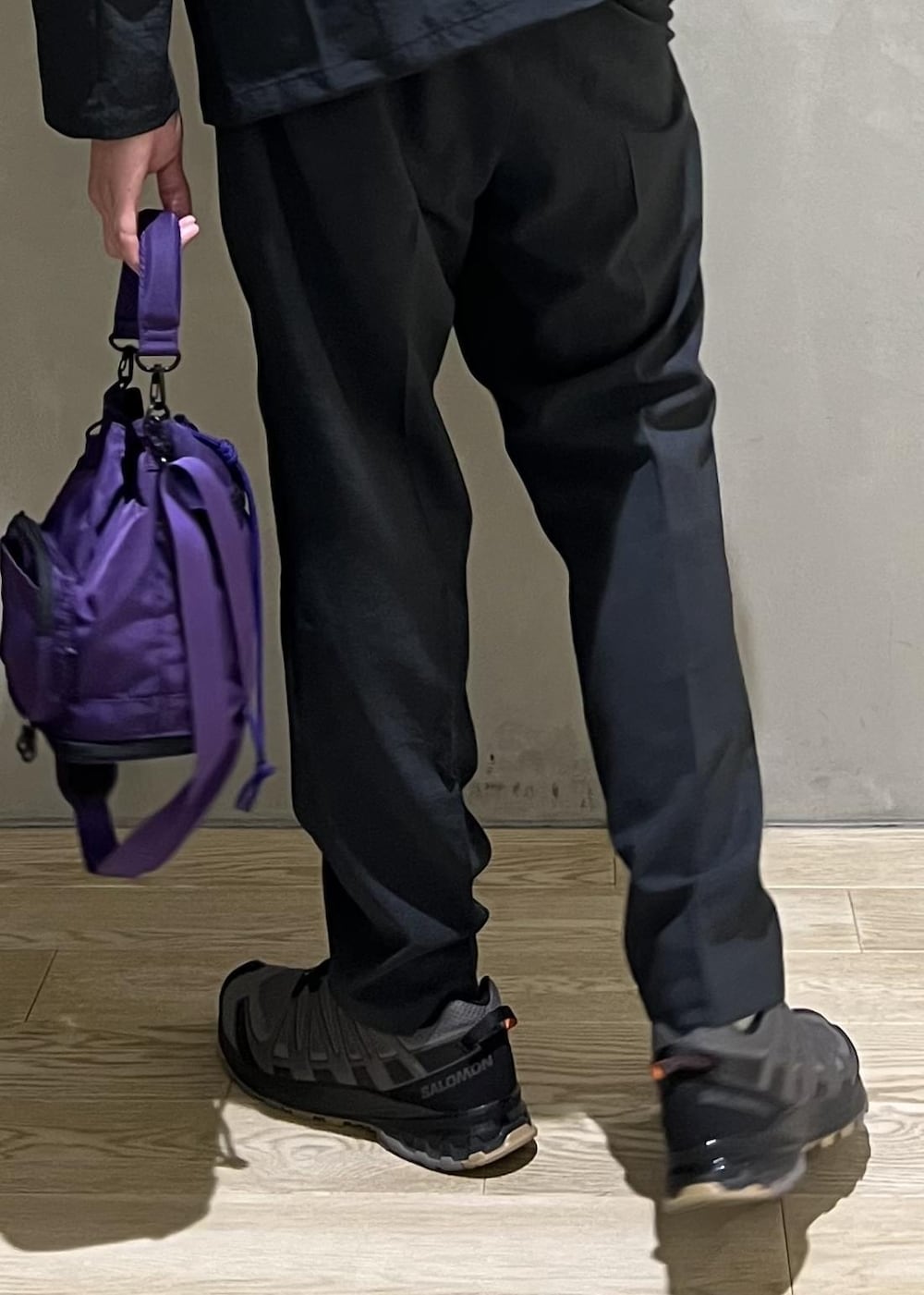 グリーン系のセットアップ、パープル系のショルダーバッグ、グレー系のTシャツ/カットソーを着用したメンズの秋コーディネートの9枚目の写真