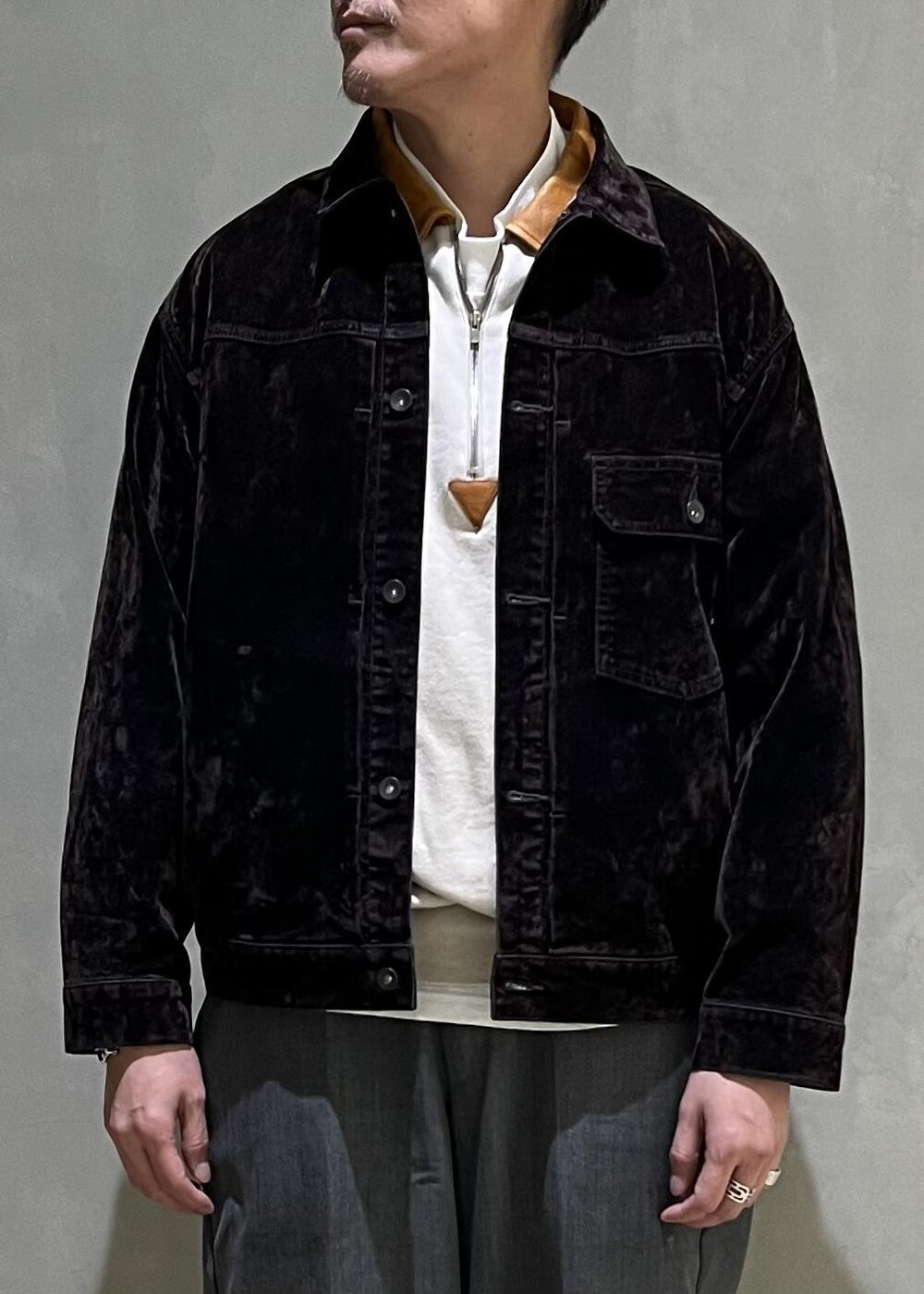 ブラウン系のデニムジャケット、ホワイト系のスウェットを着用したメンズの秋コーディネートの4枚目の写真