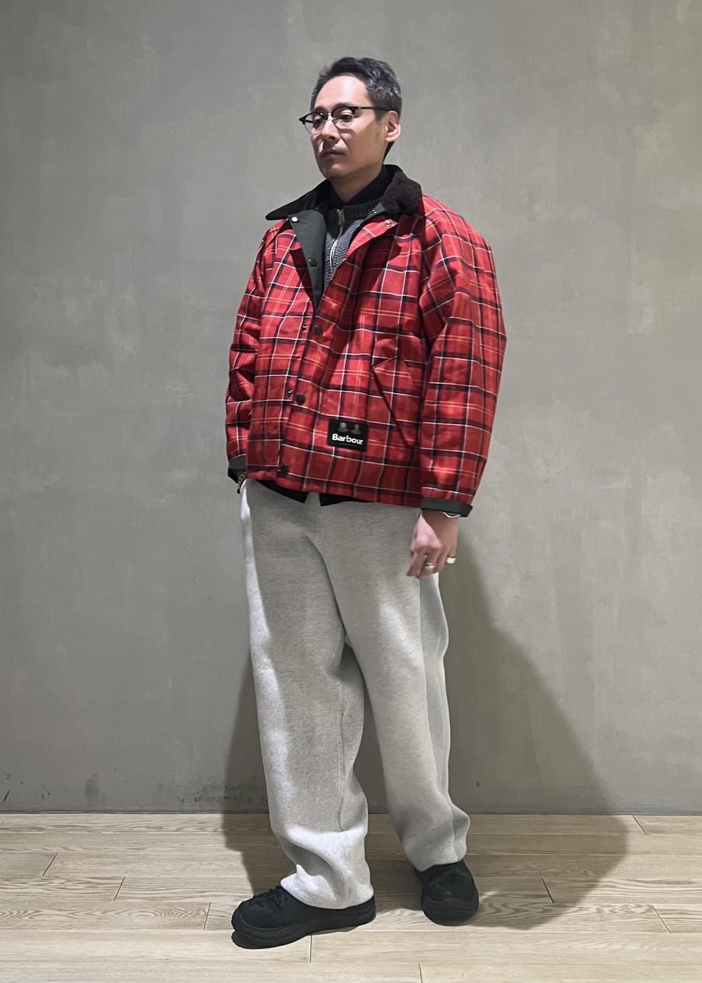 グリーン系のブルゾン、グレー系のその他パンツ、グレー系のカーディガン/ボレロを着用したメンズの冬コーディネートの6枚目の写真