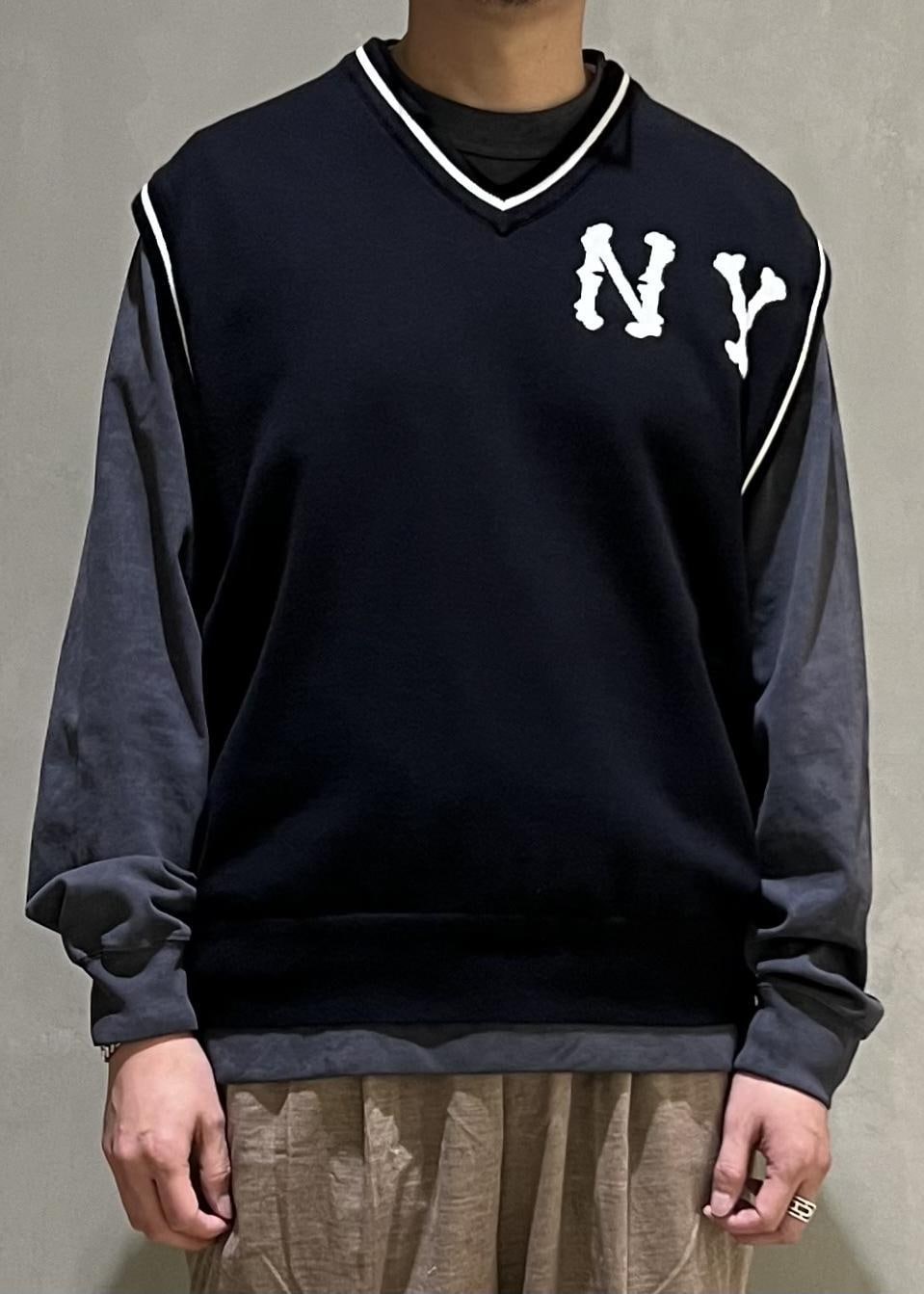 ベージュ系のスラックス、グレー系のTシャツ/カットソー、ホワイト系のスニーカーを着用したメンズの秋コーディネートの4枚目の写真