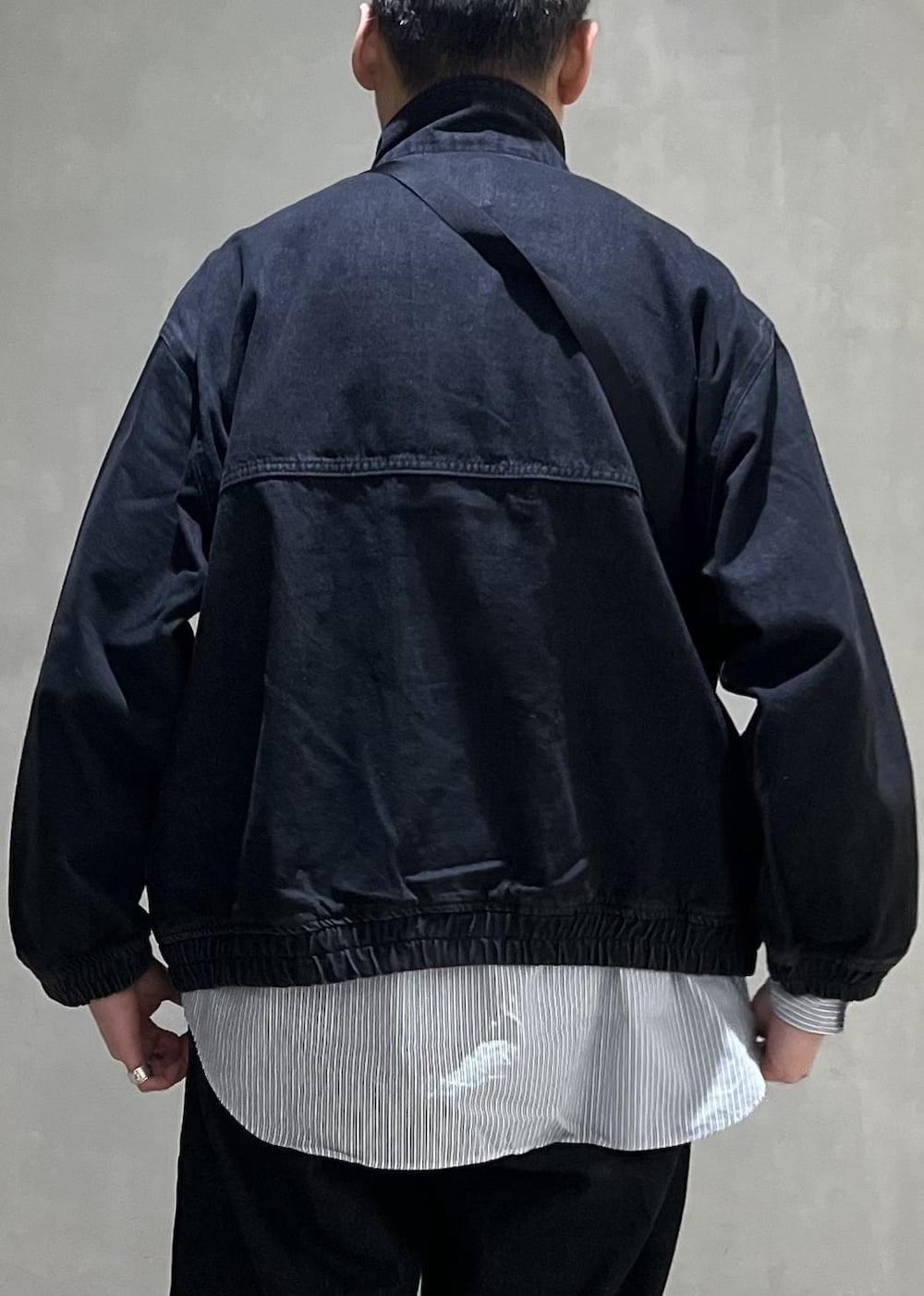 ブラック系のデニムジャケット、ブラック系のデニムパンツを着用したメンズの冬コーディネートの6枚目の写真