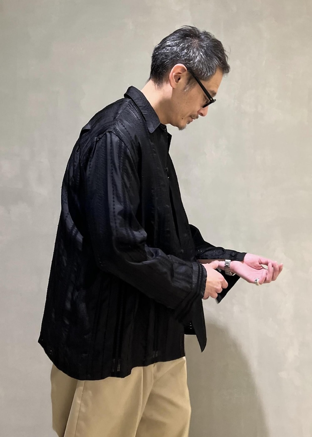 「URU、刺繍、ADAM ET ROPÉ、HOMME、カジュアル、大人カジュアル、春、春コーデ、春ファッション、オーバーサイズ、ビッグシルエット、Tシャツ、シャツ、パンツ、スニーカー」|takashi.nさん(メンズ・176cm)の春コーディネートの5枚目の写真