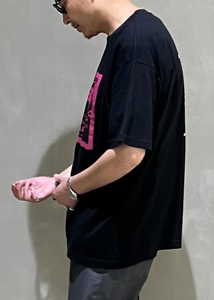 グレー系のスラックス、ブラック系のTシャツ/カットソーを着用したメンズの夏コーディネートの8枚目の写真
