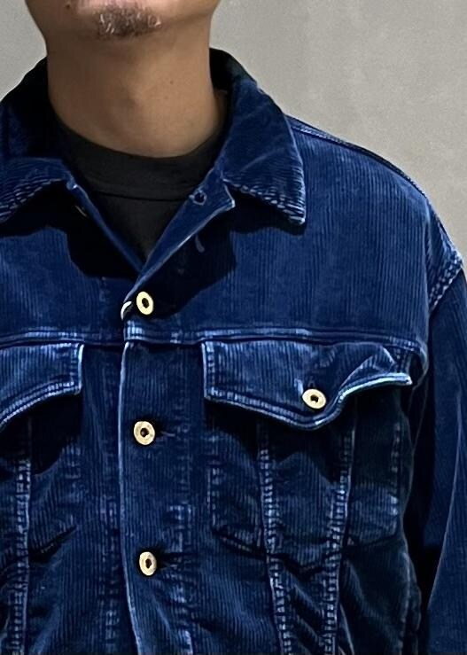 グレー系のTシャツ/カットソーを着用したメンズの秋コーディネートの5枚目の写真