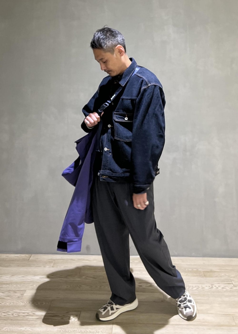 「デニムジャケット、Gジャン、コットンUSA、別注、WILDTHINGS、TOOLSTRAP、DENALI JACKET、マウンテンパーカー、ハードシェル、ADAM ET ROPÉ、HOMME、カジュアル、大人カジュアル、スポーティー、アウトドア」｜「WILD THINGSの【WILDTHINGS 別注】TOOLSTRAP DENALI JACKET/UNISEX/LONG SEASON（マウンテンパーカー、パープル系）」を使った、takashi.nさん（メンズ・176cm）の秋コーディネートの7枚目の写真