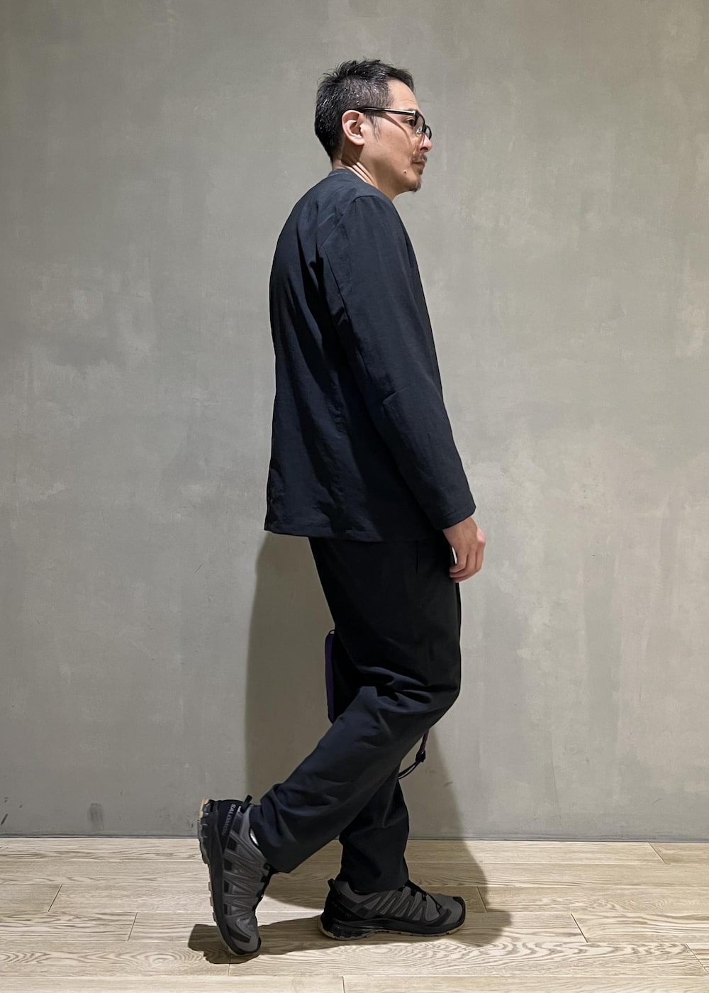 グリーン系のセットアップ、パープル系のショルダーバッグ、グレー系のTシャツ/カットソーを着用したメンズの秋コーディネートの2枚目の写真