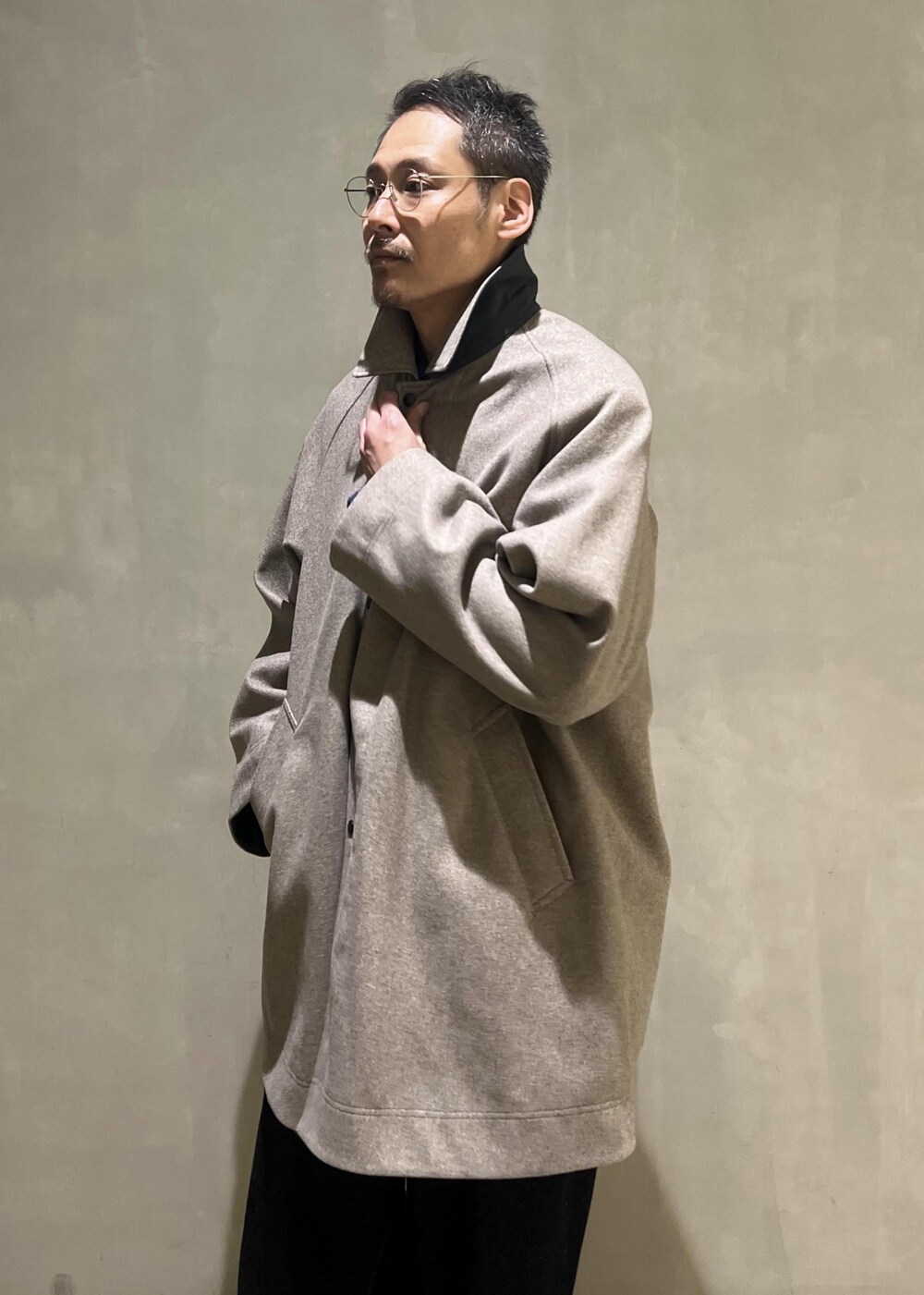 「ADAM ET ROPÉ、HOMME、カジュアル、大人カジュアル、レイヤード、秋、冬、秋コーデ、冬コーデ、秋ファッション、冬ファッション、23AW秋の新作、23AW冬の新作、オーバーサイズ、ビッグシルエット」｜「Levi'sの【Levi's(R) for BIOTOP】568 STAY LOOSE / UNISEX（デニムパンツ、ブルー系）」を使った、takashi.nさん（メンズ・176cm）の秋コーディネートの4枚目の写真