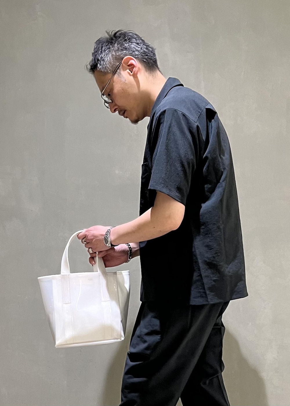 「RIRANCHA、機能素材、texnh、初夏コーデ、夏コーデ、お出かけコーデ、旅行コーデ、雨の日コーデ、大人カジュアル、セットアップ、ワントーンコーデ、カジュアルコーデ」｜「ADAM ET ROPE'の2点セット【RIRANCHA / リランチェ】セットアップ / オープンカラーシャツ&イージーパンツ / イージーケア / ユニセックス（セットアップ、グリーン系）」を使った、takashi.nさん（メンズ・176cm）の夏コーディネートの5枚目の写真